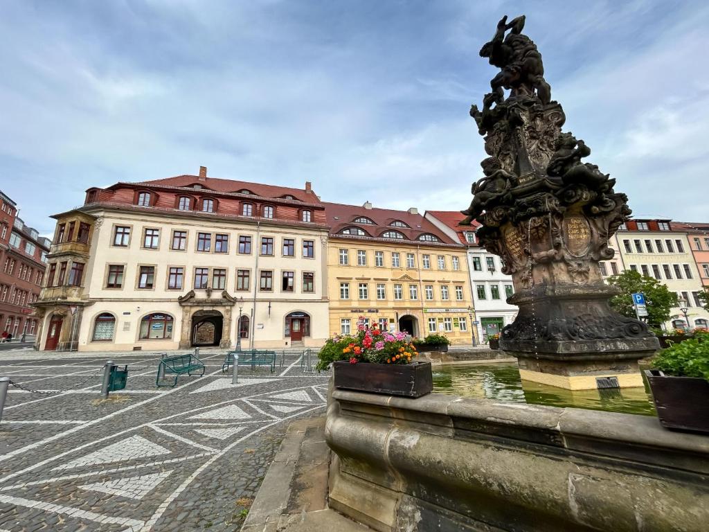 uma estátua em frente a um grande edifício em Apartment Anno 1529 - Malzmönch Laurentius by Interhome em Zittau