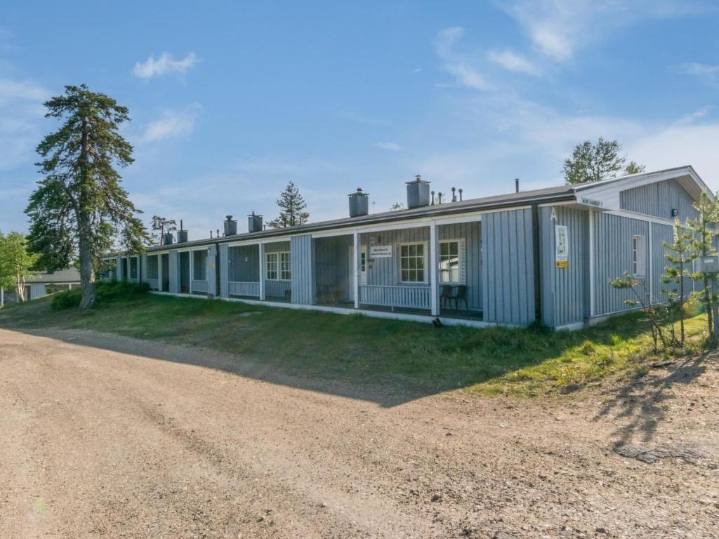 une maison sur un chemin de terre dans l'établissement Holiday Home Saariseläntie 8 a 8 by Interhome, à Saariselka