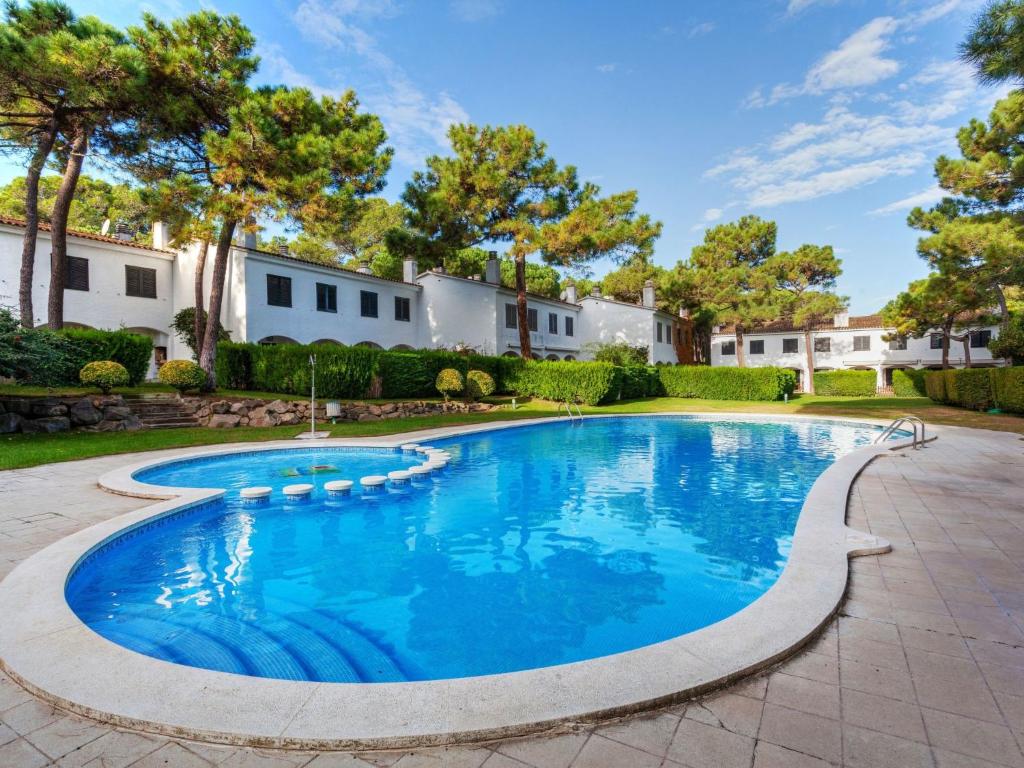 einen Pool in einem Garten mit Bäumen in der Unterkunft Holiday Home Pals Haus by Interhome in Begur