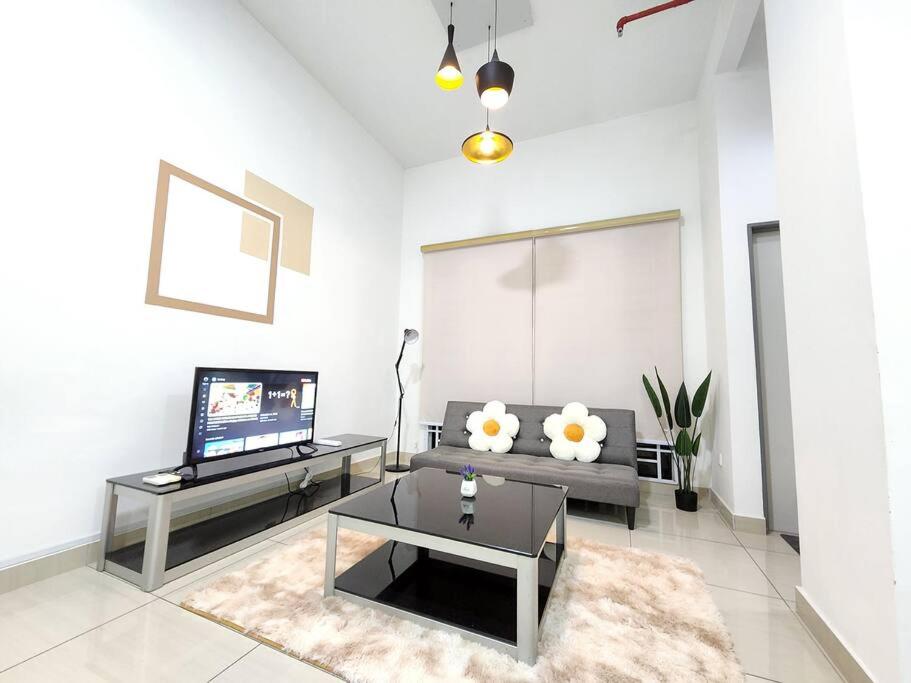 - un salon avec un canapé et une télévision dans l'établissement Austin Manhattan Simple Cozy Suite by Double A, à Johor Bahru