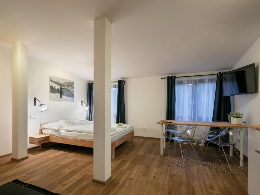 um quarto com uma cama, uma secretária e uma mesa em Apartment U Kabinky 5-0 by Interhome em Janske Lazne