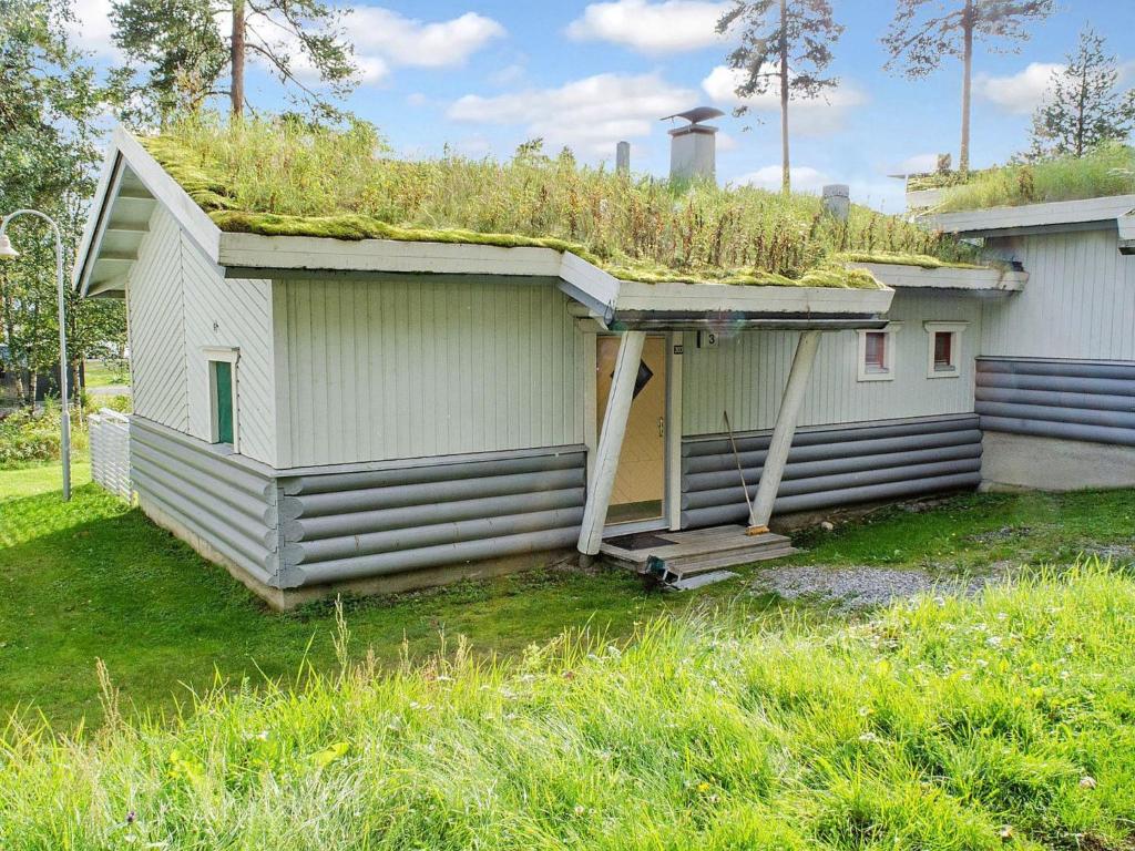 een huis met gras op het dak bij Holiday Home Kulta-käkönen 3 by bomba by Interhome in Nurmes