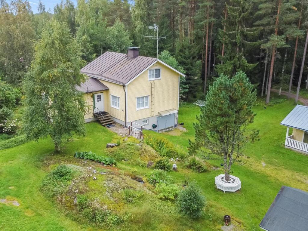 widok z góry na dom na środku podwórza w obiekcie Holiday Home Halkoniemi by Interhome w mieście Jämsä
