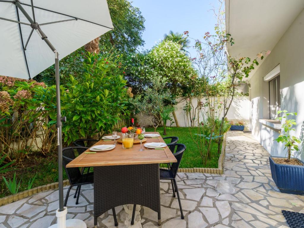 - une table extérieure avec un parasol sur la terrasse dans l'établissement Apartment Casa Chiquito by Interhome, à Biarritz