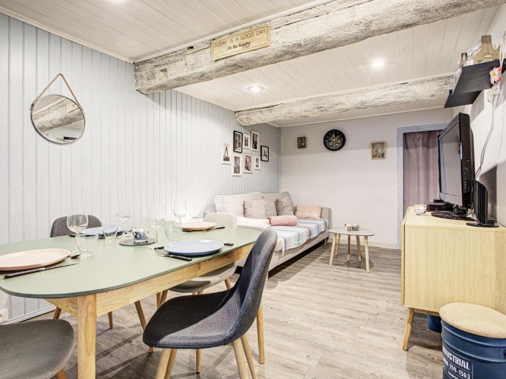 un salon avec une table et un canapé dans l'établissement Holiday Home La Salanquaise by Interhome, à Saint-Hippolyte