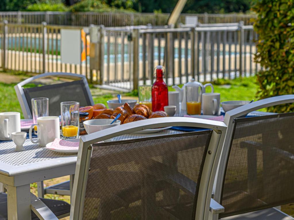 - une table en plein air avec de la nourriture et des boissons dans l'établissement Apartment Le Château de Kergonano-1 by Interhome, à Baden