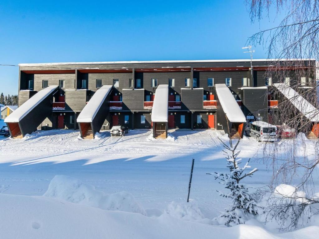 un edificio con un mucchio di scivoli nella neve di Holiday Home Skivillas 47 ukkohalla - a3 by Interhome a Hyrynsalmi