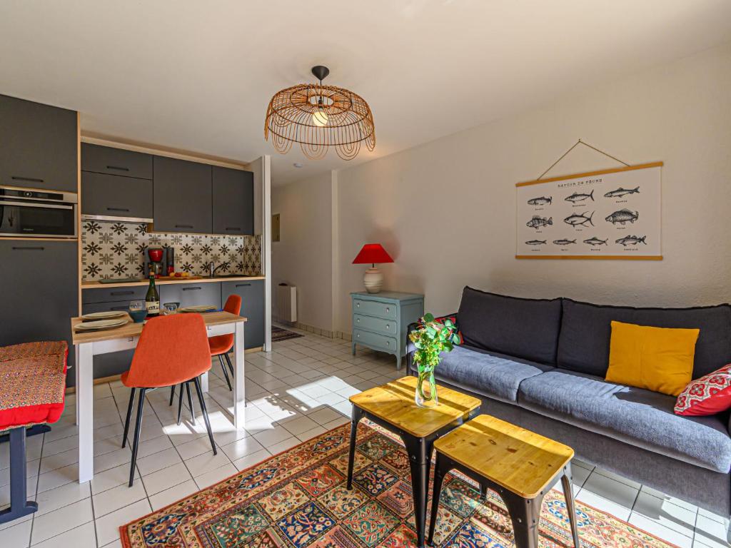 un salon et une cuisine avec un canapé et une table dans l'établissement Apartment Salicornia by Interhome, à Carnac
