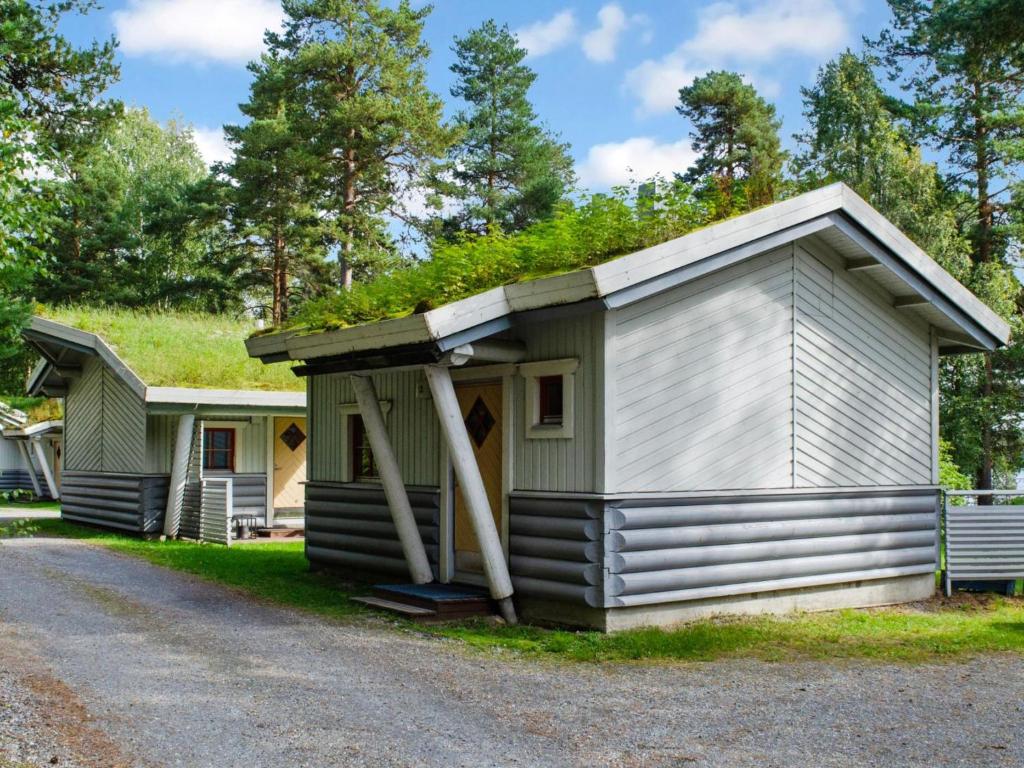 una casa pequeña con techo de hierba en Holiday Home Sotka 13 by bomba by Interhome, en Nurmes