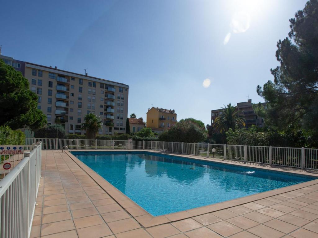 een zwembad in het midden van een gebouw bij Apartment Les Jardins du Luxembourg by Interhome in Hyères