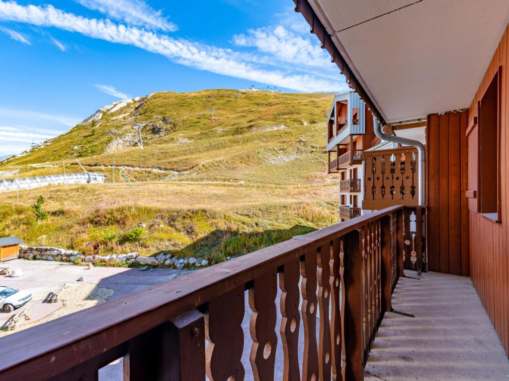 d'un balcon avec une montagne en arrière-plan. dans l'établissement Apartment Le Hameau du Borsat - Val Claret-13 by Interhome, à Tignes
