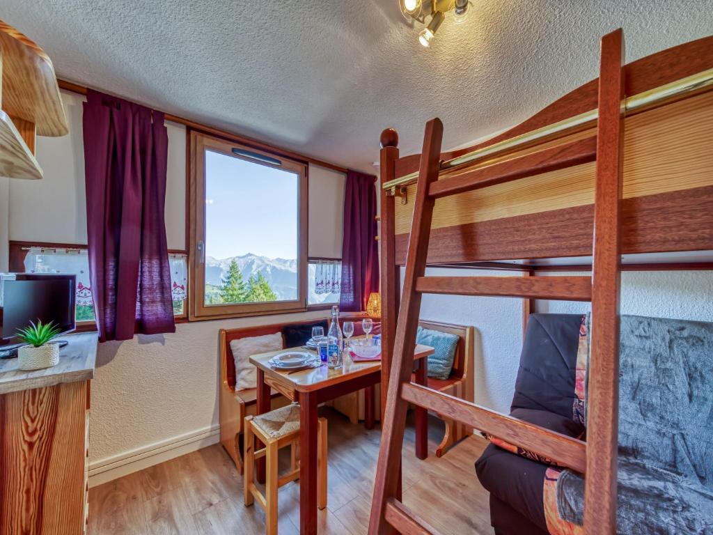 Cette chambre comprend une table et des lits superposés. dans l'établissement Studio Vostok Zodiaque-93 by Interhome, au Corbier