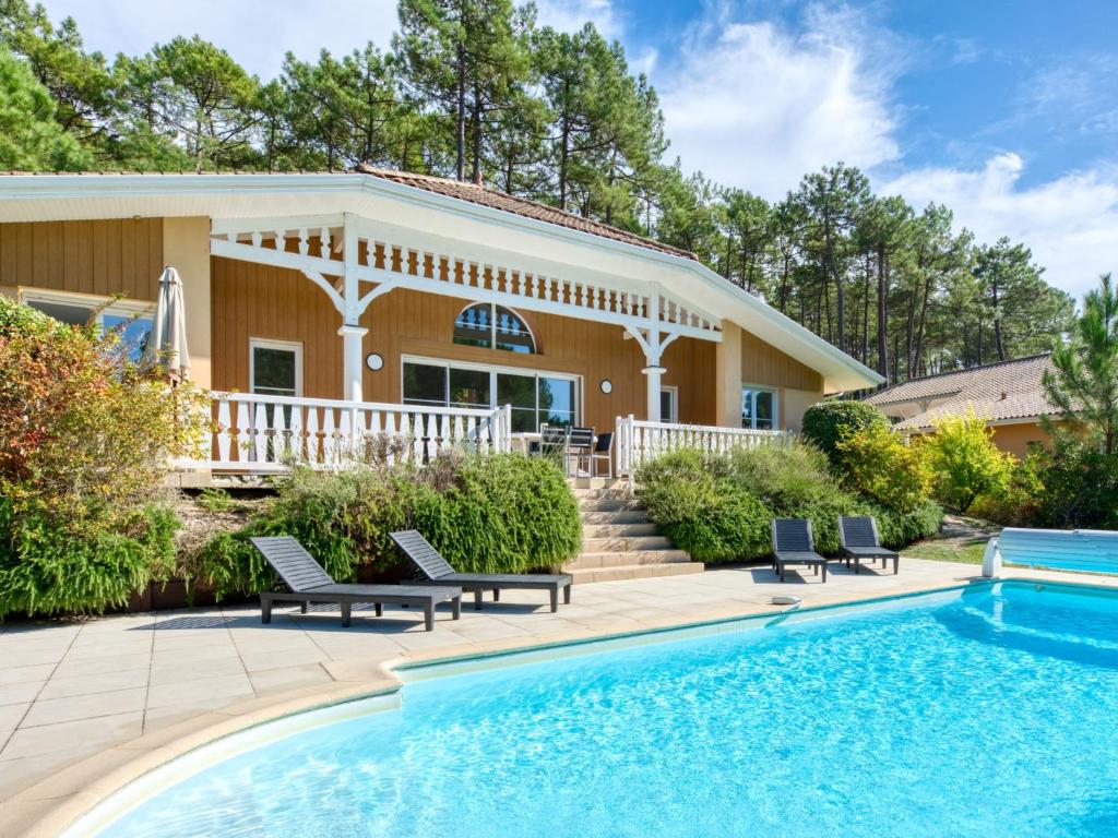 une maison avec piscine et une maison dans l'établissement Holiday Home Atlantic Green by Interhome, à Lacanau