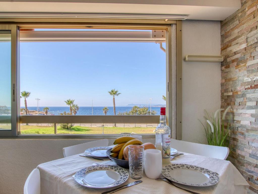 une table à manger avec vue sur l'océan dans l'établissement Apartment Les Marines d'Aryana-4 by Interhome, à Six-Fours-les-Plages