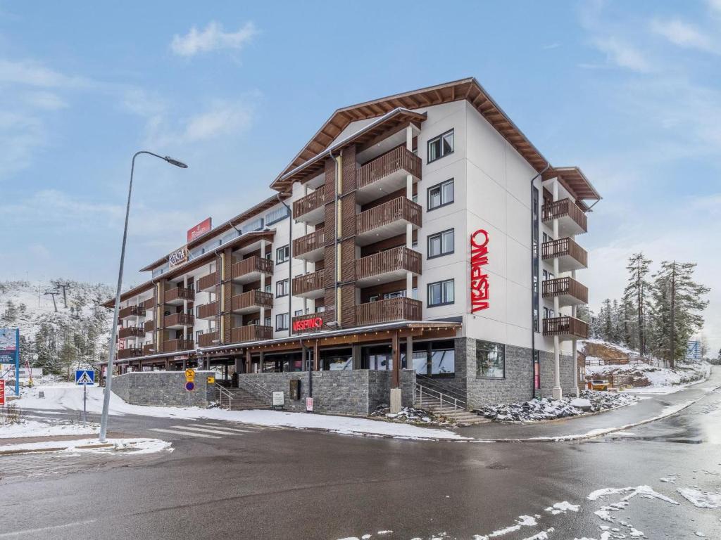 ein Mehrfamilienhaus an der Ecke einer Straße in der Unterkunft Holiday Home Lumi-chalet 1312 by Interhome in Ruka