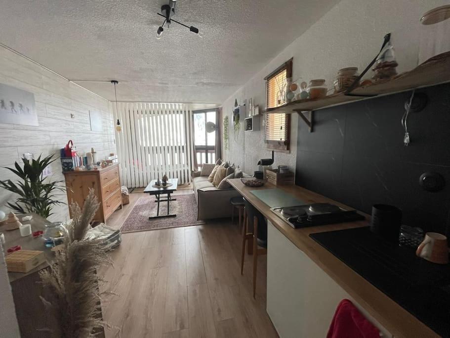 une cuisine et un salon avec un canapé et une table dans l'établissement La cabane, à Isola 2000