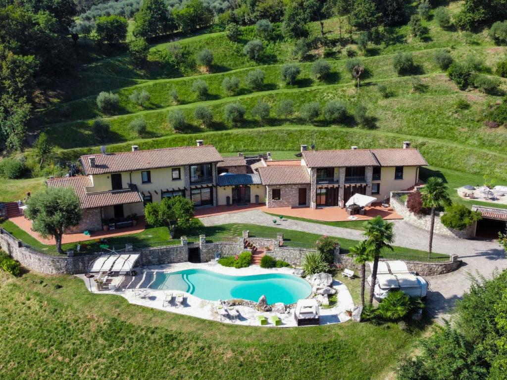 uma vista aérea de uma propriedade com piscina em Villa Tenuta La Maronera by Interhome em Colombaro