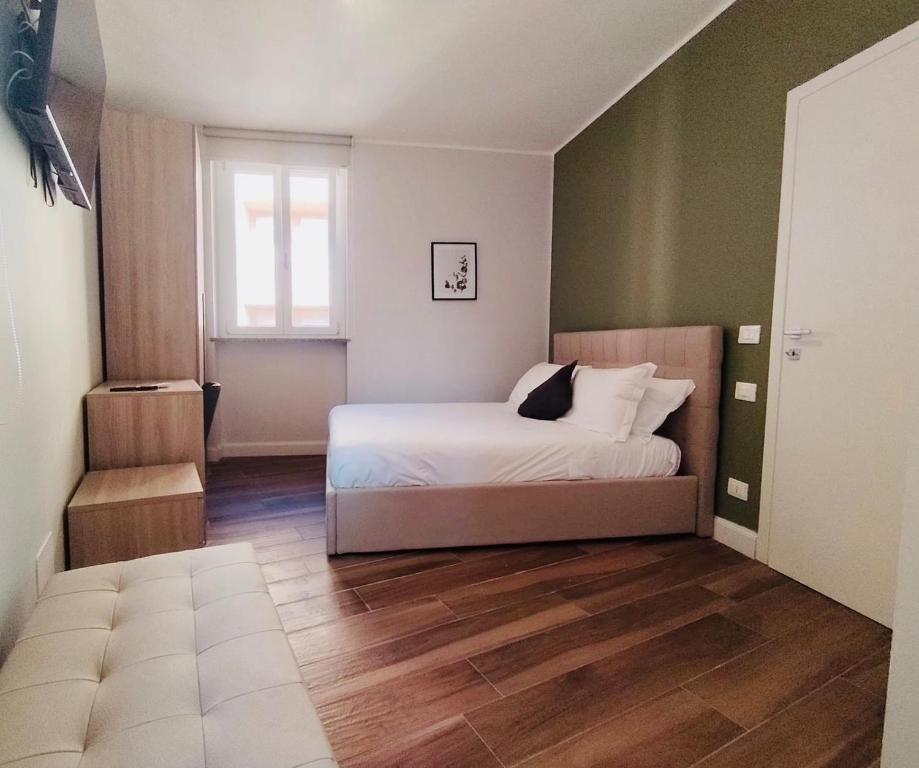 ein kleines Schlafzimmer mit einem Bett und einem Fenster in der Unterkunft HH Hermoso Housing Asti in Asti