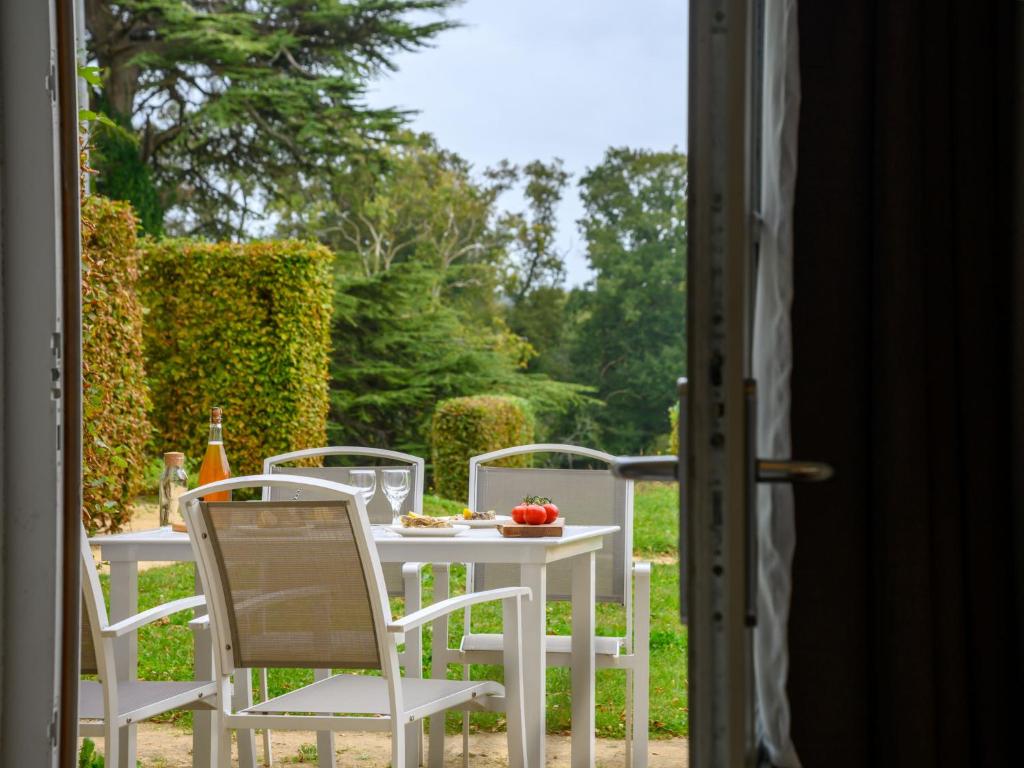 una mesa blanca y sillas en un patio en Apartment Le Château de Kergonano-3 by Interhome, en Baden
