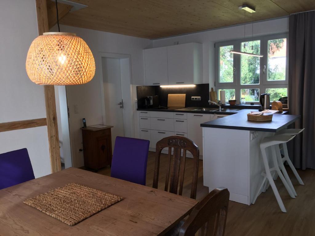 a kitchen and dining room with a table and chairs at Ferienhaus "Am Saarbach" in Ochsenfurt