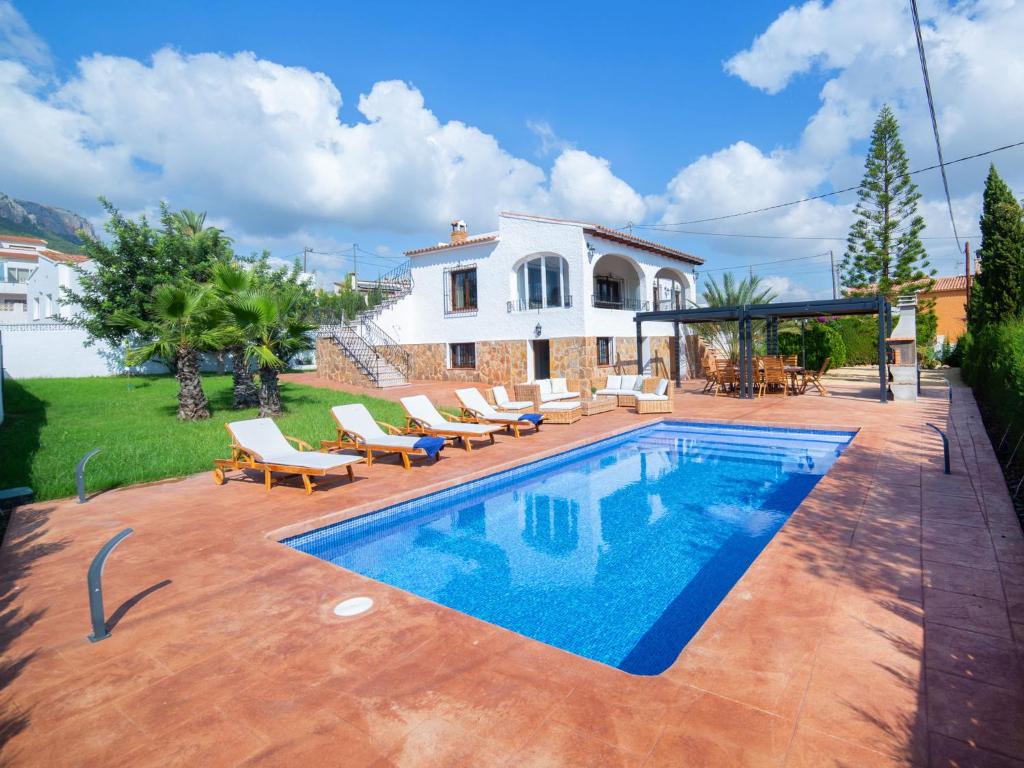 una villa con piscina y una casa en Villa Agave by Interhome, en Calpe