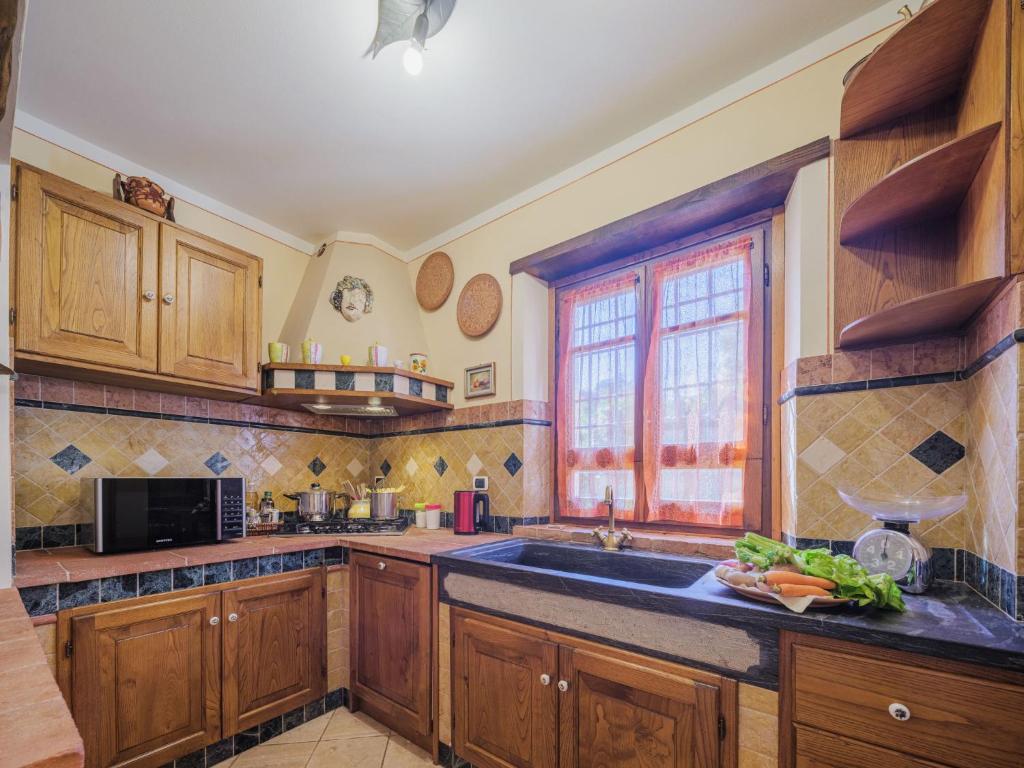 Kuchyň nebo kuchyňský kout v ubytování Holiday Home Oleandro by Interhome
