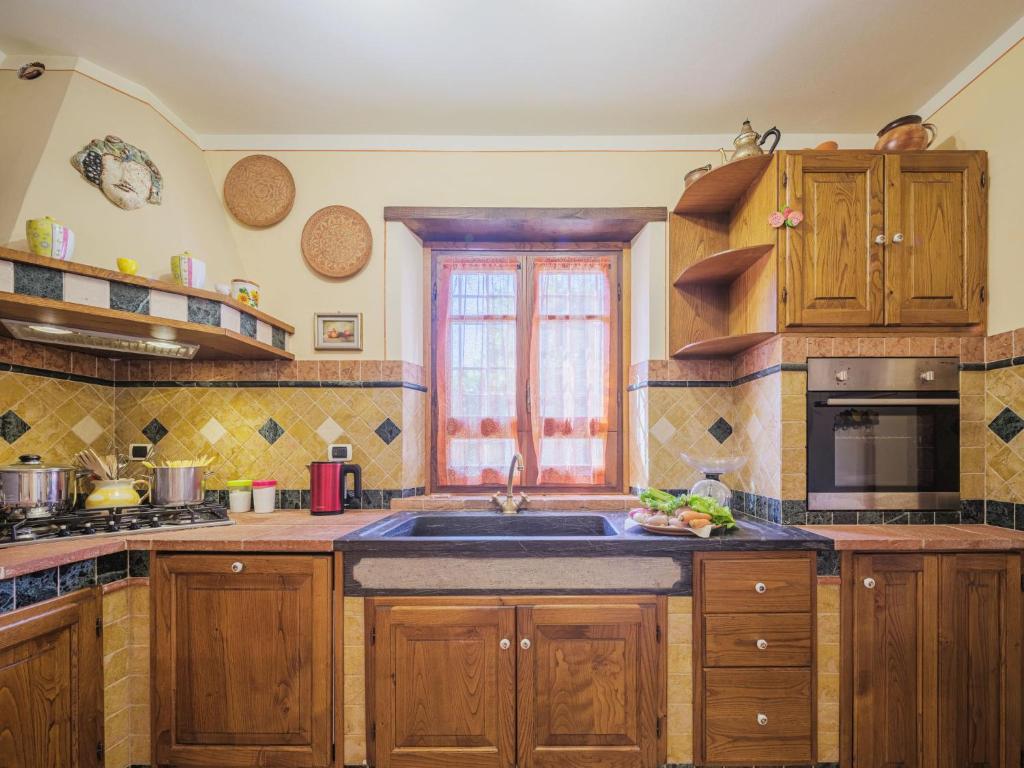 Kuchyň nebo kuchyňský kout v ubytování Holiday Home Oleandro by Interhome