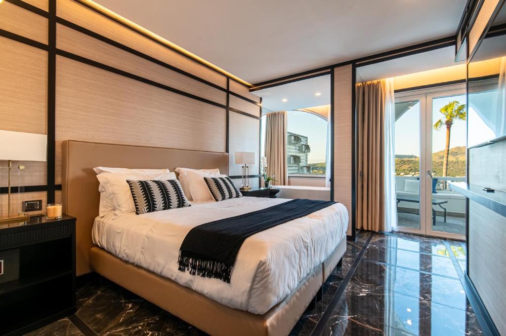 A bed or beds in a room at Hotel Il Gabbiano