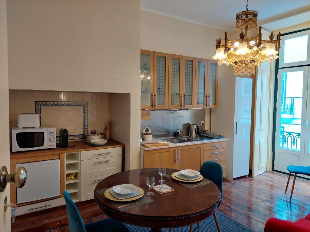 uma cozinha com uma mesa e uma sala de jantar em Chiado apartments em Lisboa