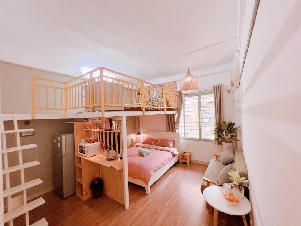 ein Schlafzimmer mit einem Etagenbett und einem Schreibtisch in der Unterkunft 1967 Homestay in Ho-Chi-Minh-Stadt