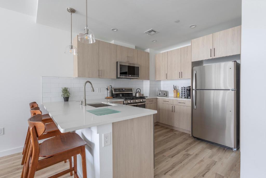 Kuchyň nebo kuchyňský kout v ubytování Modern 3BR Lofts with Outdoor Space Near NYC