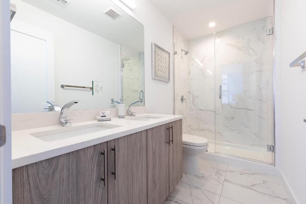 Koupelna v ubytování Modern 3BR Lofts with Outdoor Space Near NYC