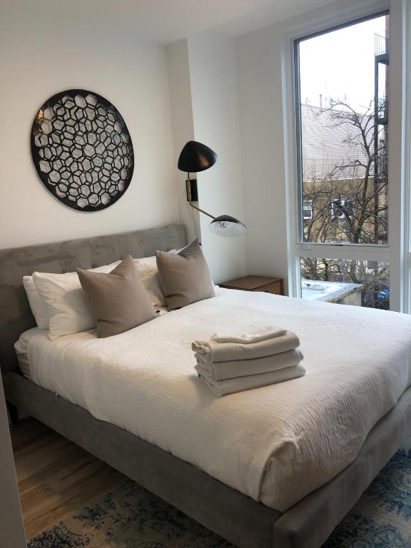 Postel nebo postele na pokoji v ubytování Modern 3BR Lofts with Outdoor Space Near NYC