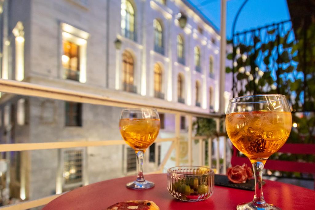 - deux verres de vin assis sur une table avec une fenêtre dans l'établissement Residenza Toledo Lifestyle, à Naples