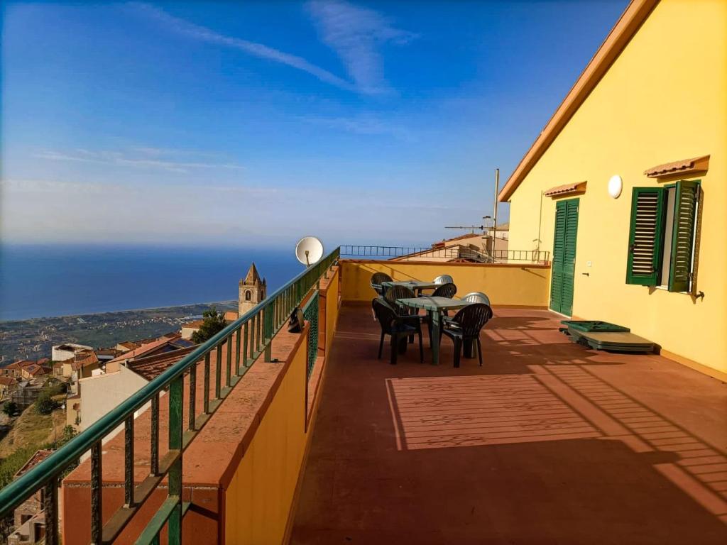een balkon van een huis met een tafel en stoelen bij CASA D'ALUNZIO - CASE PER FERIE IN OSPITALITA' DIFFUSA in San Marco dʼAlunzio