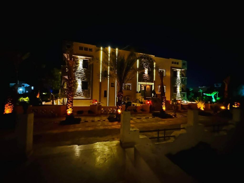 un edificio con luces de Navidad delante de él por la noche en Villa Silia en Sharm El Sheikh
