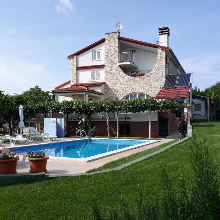 willa z basenem przed domem w obiekcie Apartment in Medulin with sea view, balcony, air conditioning, W-LAN (112-5) w Medulinie