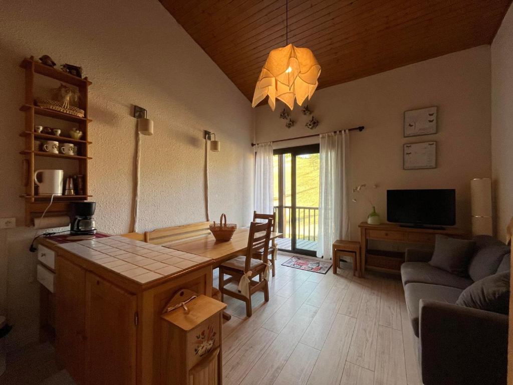 une cuisine et un salon avec une table et un canapé dans l'établissement Appartement T2 Duplex, front de neige, 6 pers, balcon, box à skis, Super-Sauze - FR-1-165A-132, à Enchastrayes