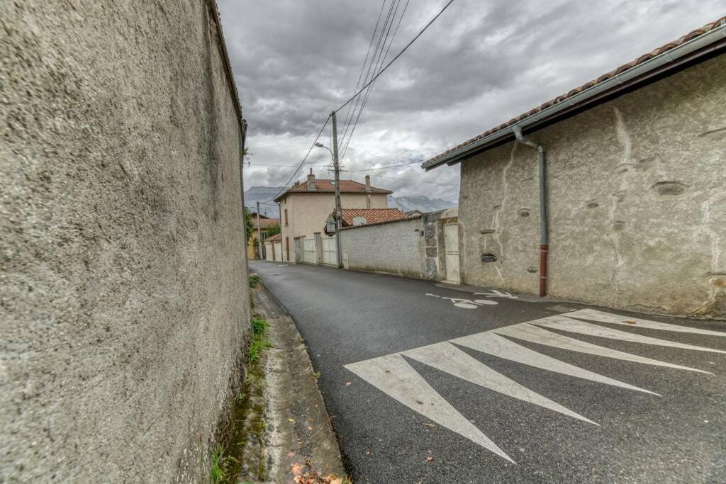 an empty street with buildings on the side at Le Charme Antique¶ Belle maison¶ Centre Gières in Gières