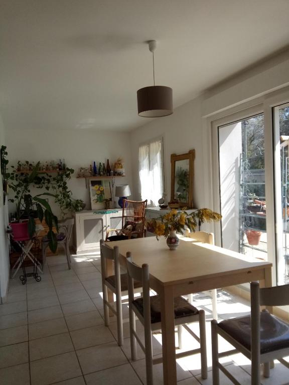 une cuisine et une salle à manger avec une table et des chaises dans l'établissement Villa Anna, à Sérignan-du-Comtat