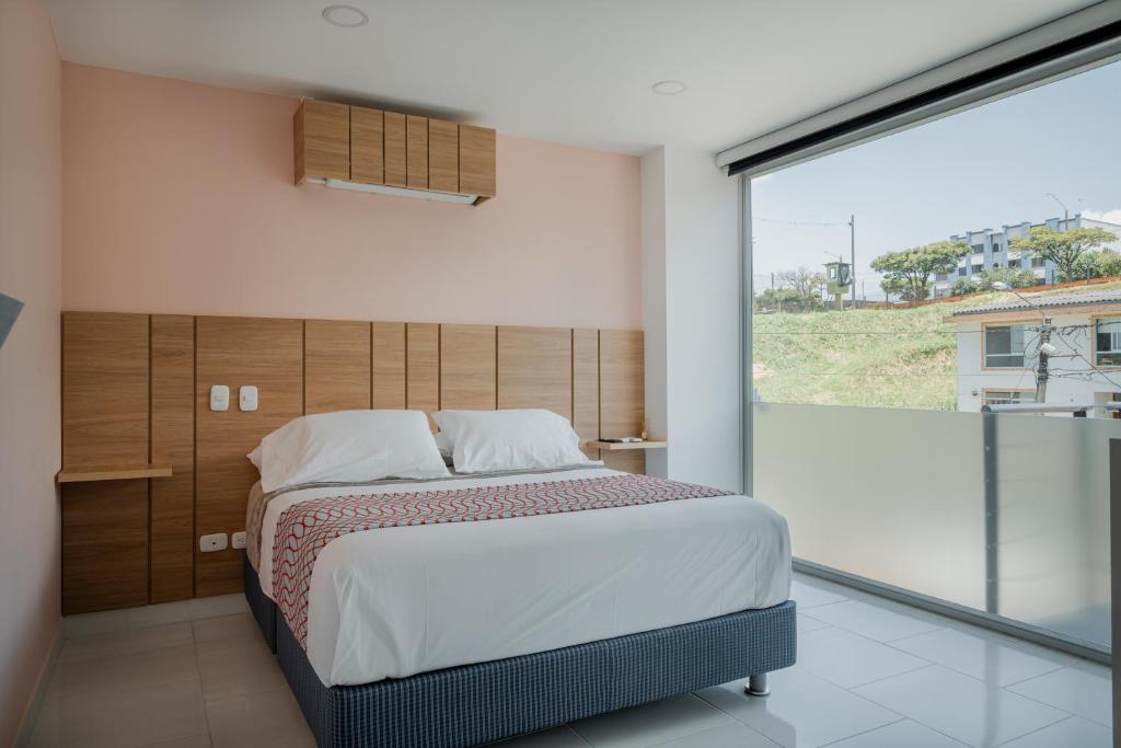1 dormitorio con cama y ventana grande en MARAYA URBANA, en Pereira