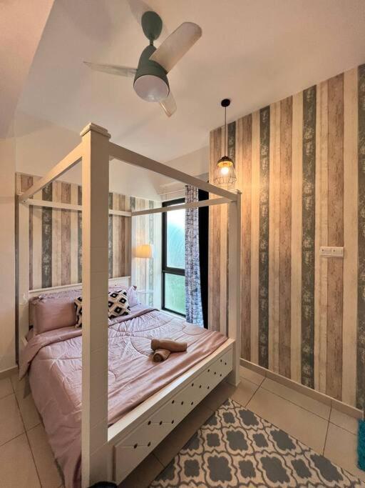 een slaapkamer met een hemelbed en een raam bij Lily Fair ~ Cameron Highlands in Tanah Rata