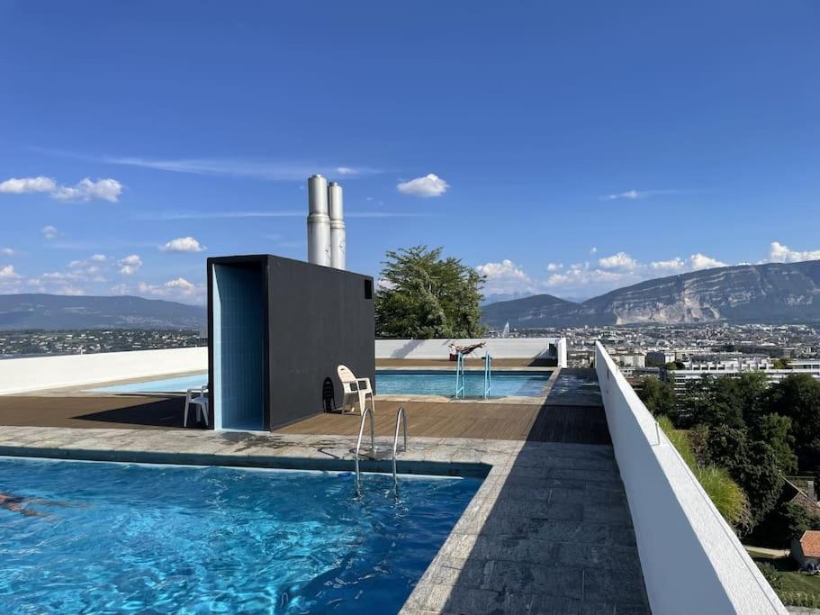 una piscina sul tetto di una casa di Wide, bright and quiet loft a Ginevra