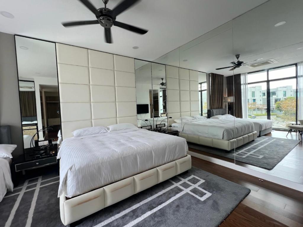 Postel nebo postele na pokoji v ubytování La Mer Luxury Villa - Private Pool Langkawi