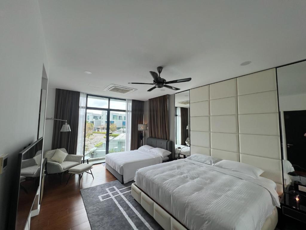 Postel nebo postele na pokoji v ubytování La Mer Luxury Villa - Private Pool Langkawi