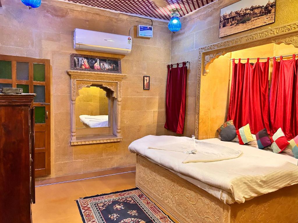 Postel nebo postele na pokoji v ubytování Hotel Pol Haveli Jaisalmer