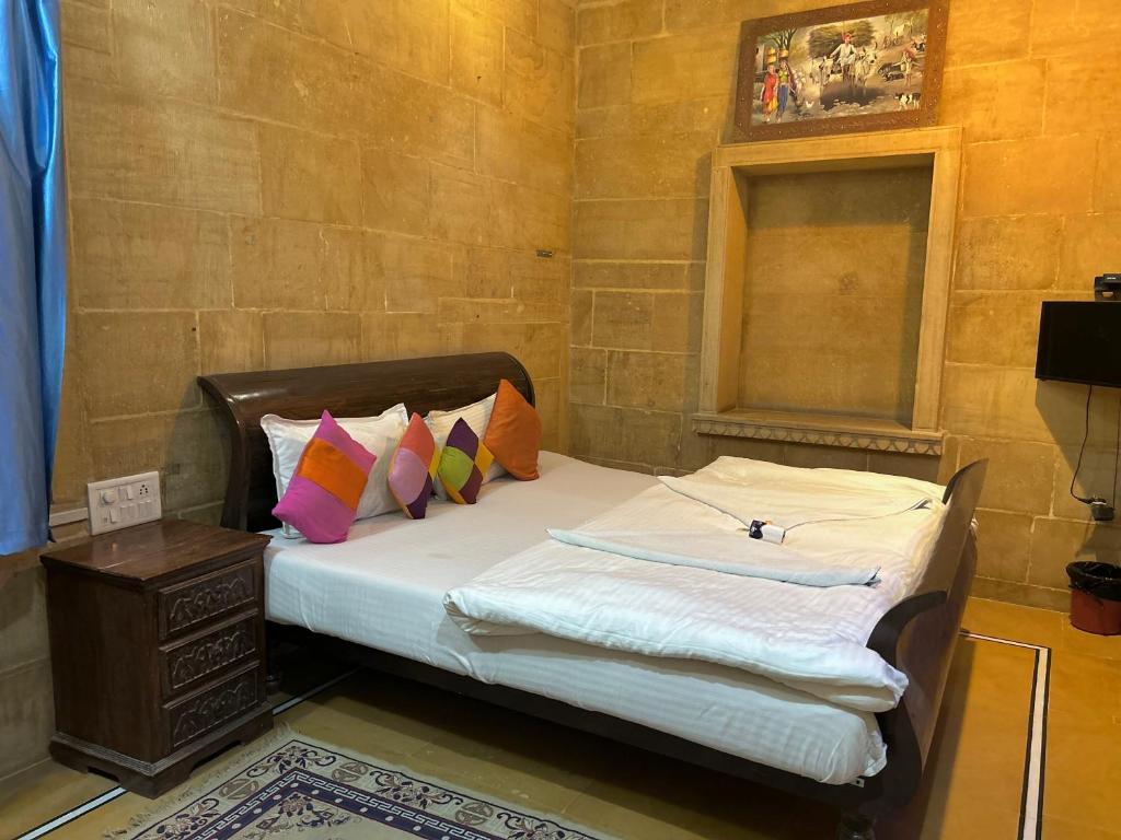 Postel nebo postele na pokoji v ubytování Hotel Pol Haveli Jaisalmer