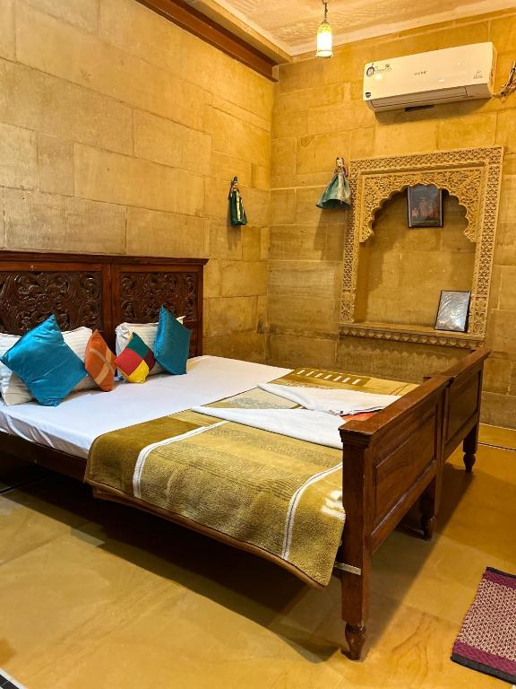 Postel nebo postele na pokoji v ubytování Hotel Pol Haveli Jaisalmer