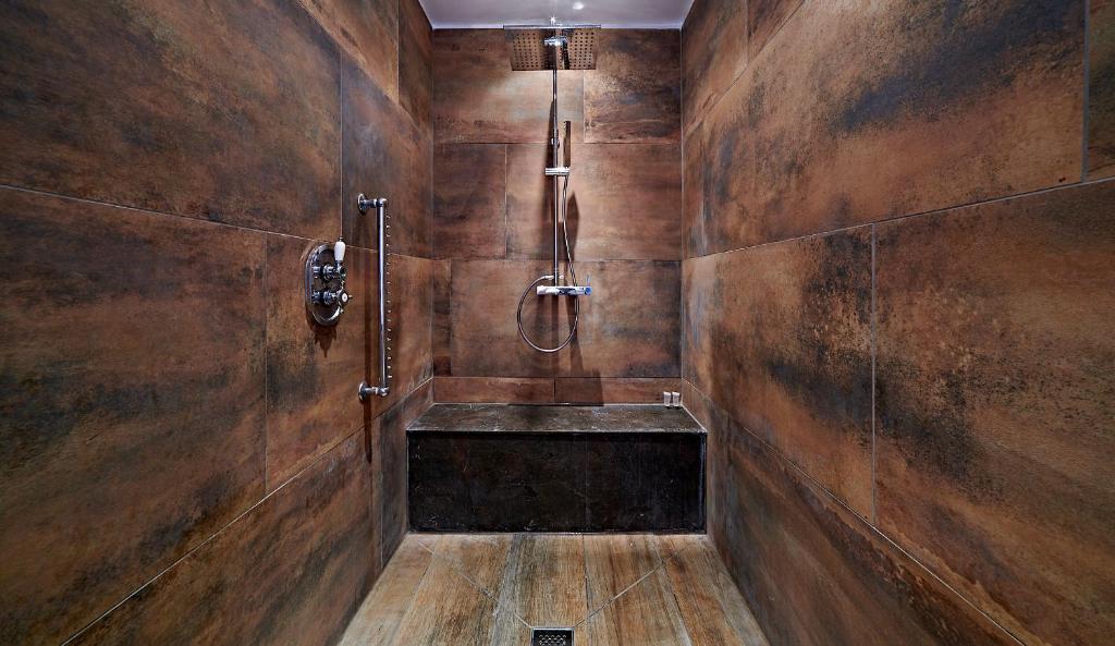 a bathroom with a shower with wooden walls at VILLA MERCEDES 300 m de la plage in La Londe-les-Maures