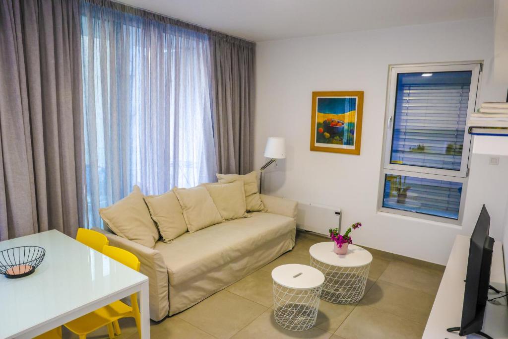een woonkamer met een bank en een tafel bij Luxury Stay in İncirli